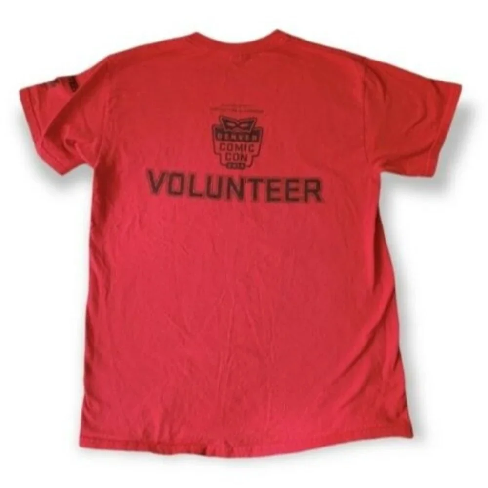 Denver Colorado Comic Con Shirt 2018 Men Medium Gildan Red Volunteer TEE